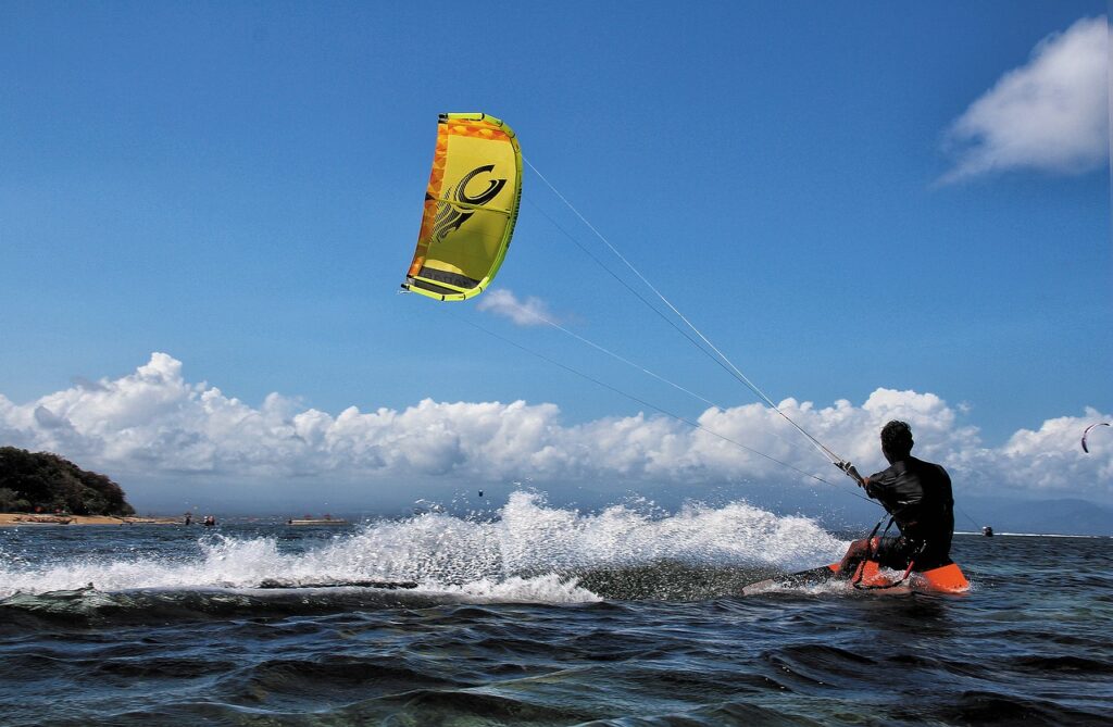 Kitesurfeur en action face au vent