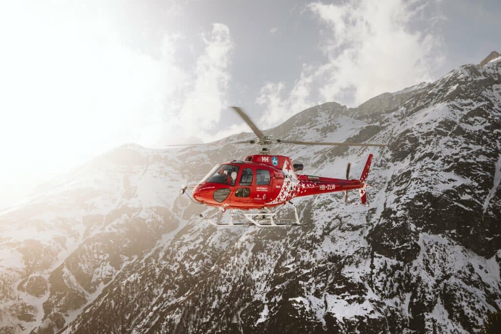 Intervention par hélicoptère des secours en montagne