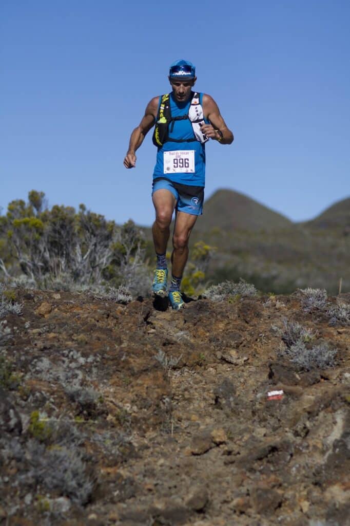 Corredor de trail durante una carrera de ultradistancia