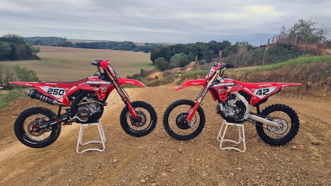 Une moto supermotard et une moto de cross