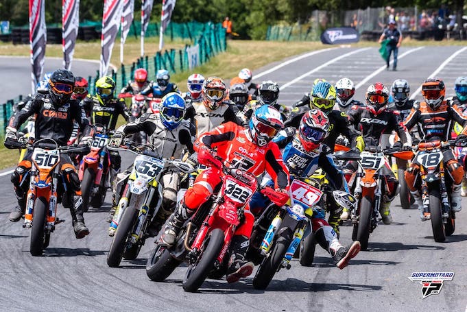 Départ d'une course de supermotard