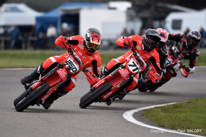 Deux pilotes supermotard à l'attaque en virage