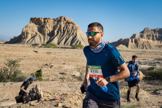 Coureur à pied d'endurance pendant le marathon des sables
