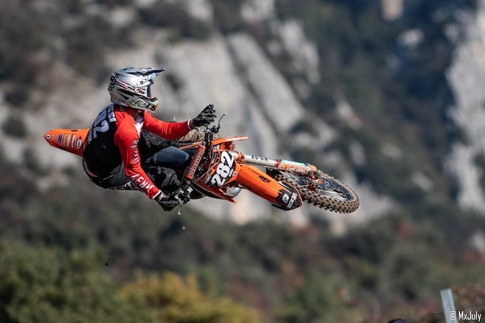 Pilote de motocross dans les airs
