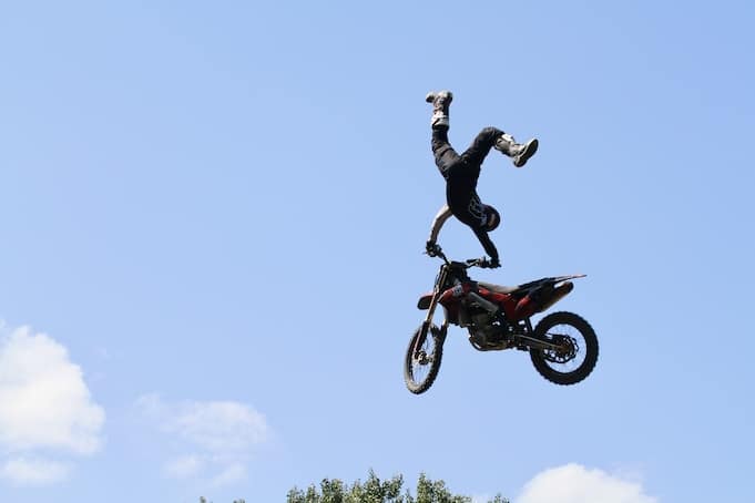 Freestyle pilot who performs a trick in the air