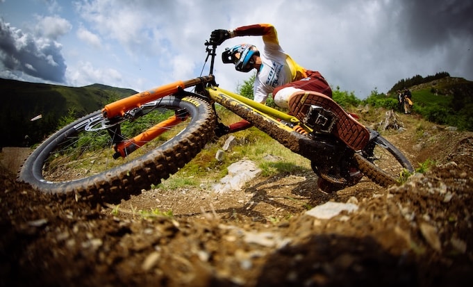 Athlète de VTT en virage