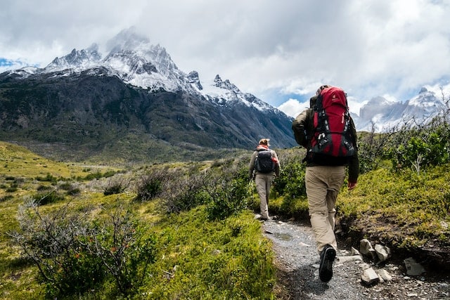 Randonneurs qui marchent sur un sentier
