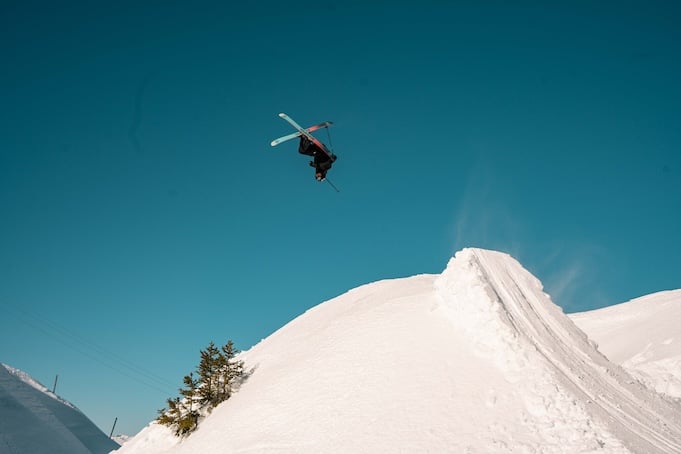 Athlète de ski freestyle dans les airs