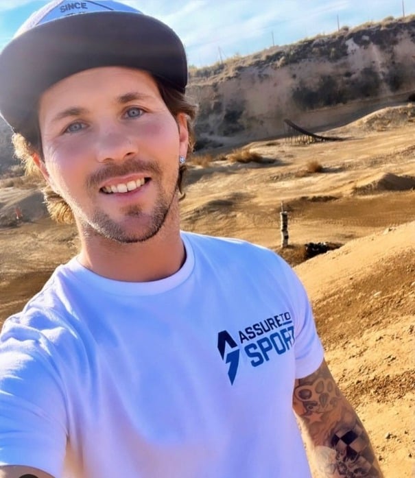 Photo portrait de Julien Mannon, pilote français de FMX