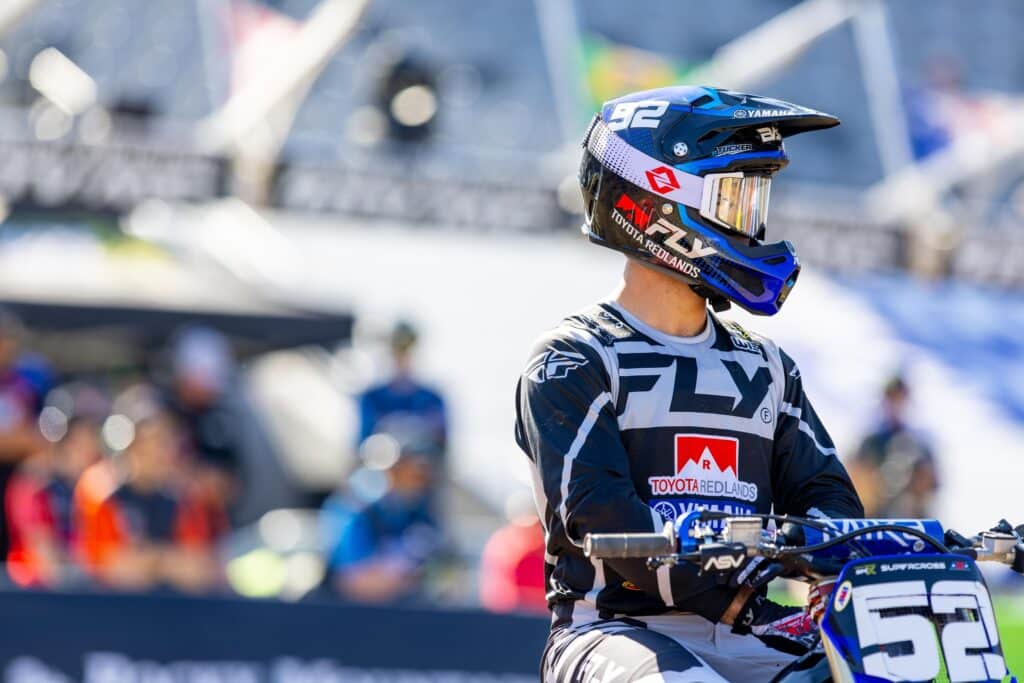 Anthony Bourdon en équipement de motocross lors d'une compétition de supercross