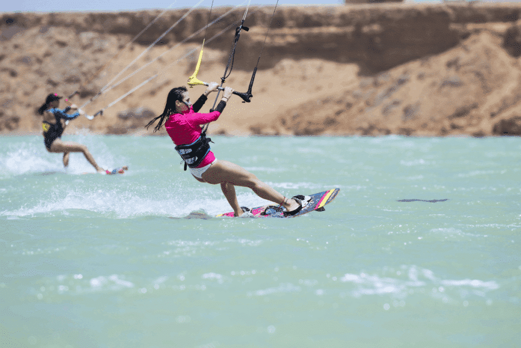 Kitesurfeuses en pleine navigation sur un spot sécurisé