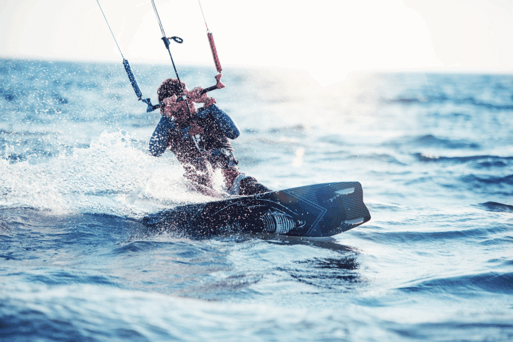 Kitesurfeur naviguant sur l’eau, illustrant les risques du kitesurf