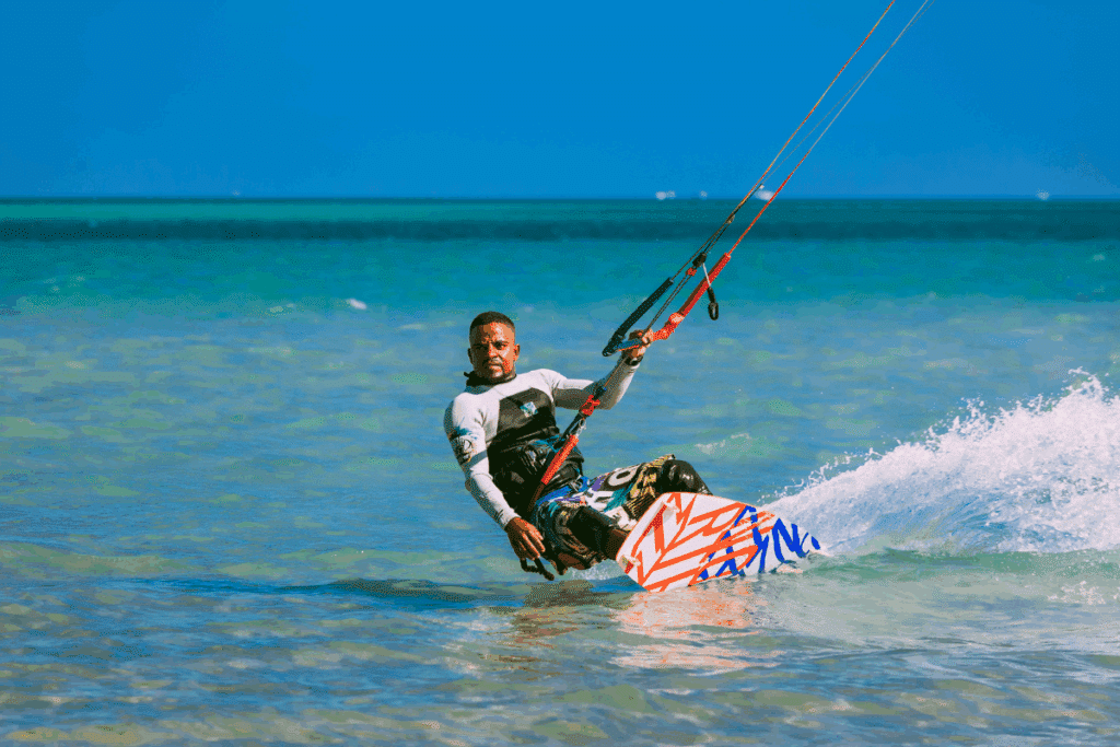 Kitesurfeur évoluant sur un spot sécurisé sous ciel bleu