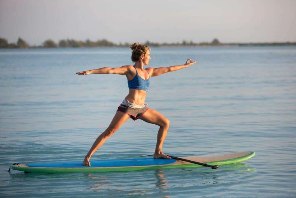 Séance de yoga sur paddle en pleine mer, activité insolite