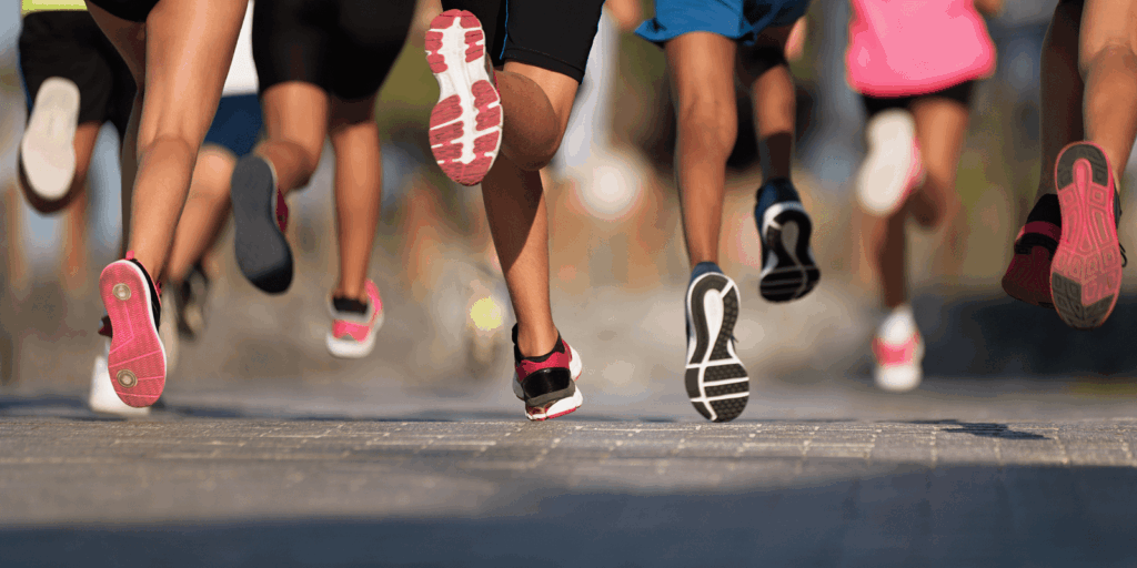 Coureurs en compétition de running, illustrant les différentes catégories en course à pied selon l’âge