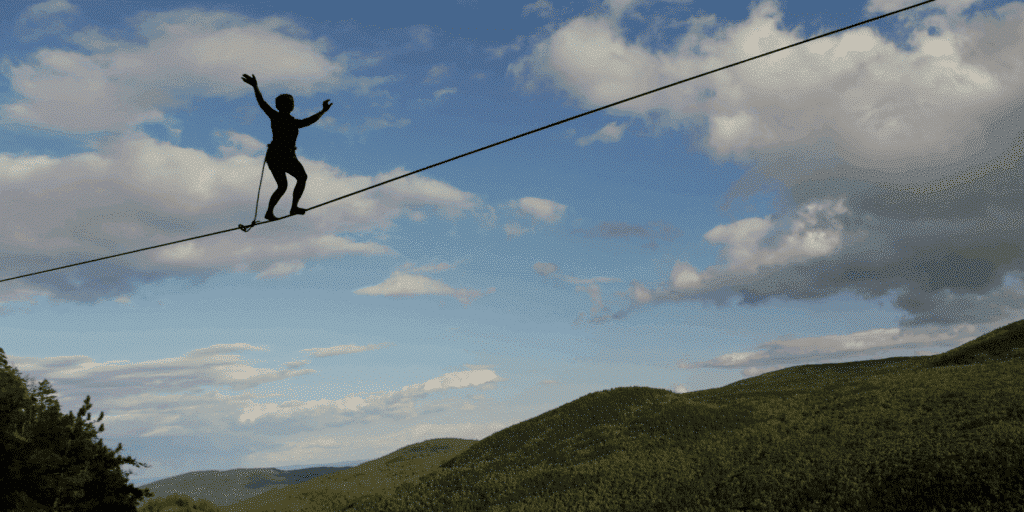 Pratique de la slackline entre deux arbres dans un parc en France