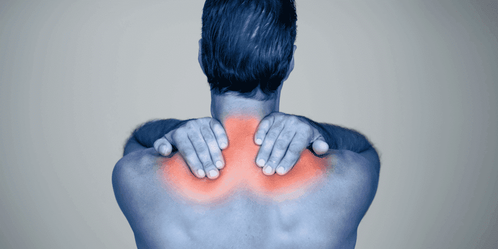 Homme vu de dos, les mains sur la nuque, mettant en évidence des douleurs musculaires localisées aux épaules