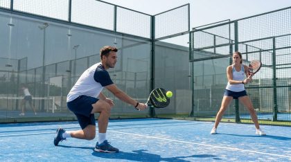 Deux joueurs de padel échangeant une balle sur un terrain