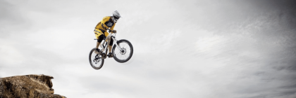 Pilote de VTT de descente en saut