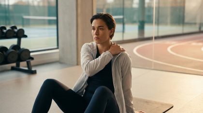 Homme athlétique dans une salle de sport moderne