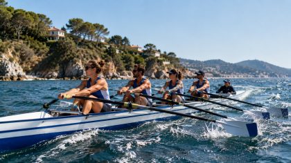 aviron de mer le long de la côte