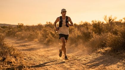 coureur solitaire au coucher du soleil