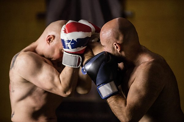 Boxeurs pratiquant la boxe
