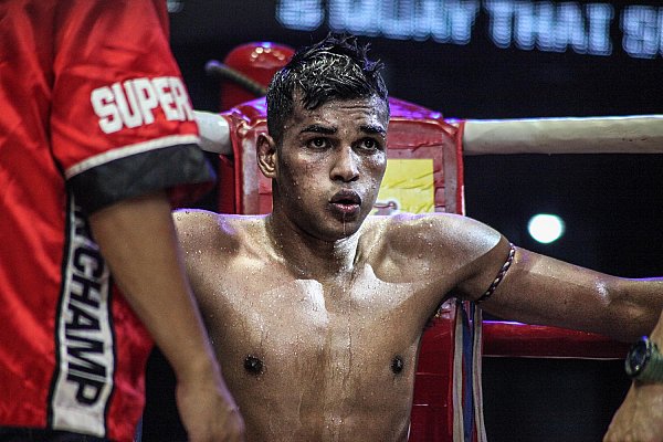 boxe birmane pour un homme sans chemise dans un ring de boxe