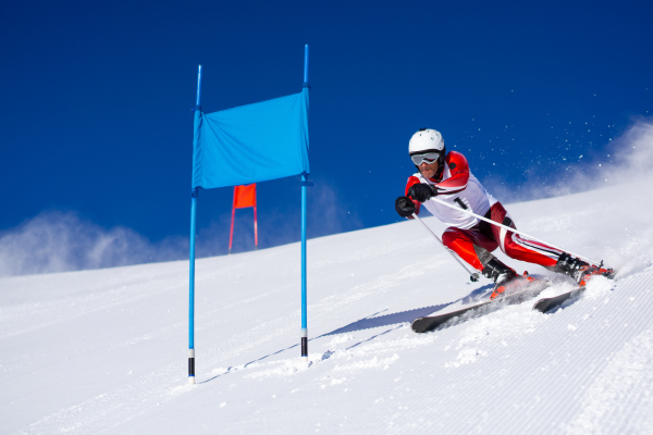 homme faisant du ski alpin en montagne