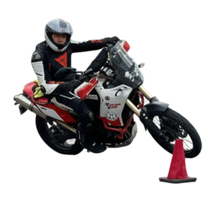 moto inclinada entre conos en una pasada de gymkhana