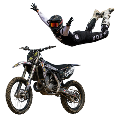 rider FMX ejecutando un trick sobre la rampa