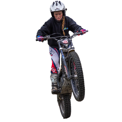 piloto de trial superando un obstáculo rocoso
