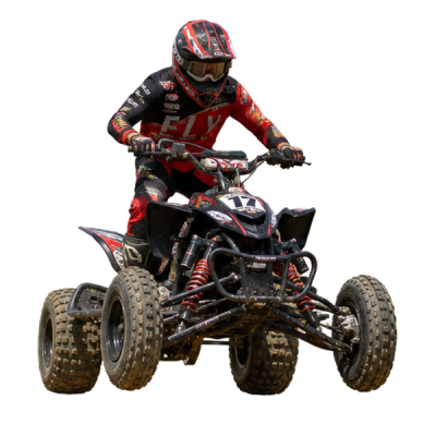 Quad cross saltando en circuito de tierra
