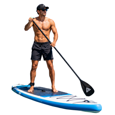 praticante di stand up paddle che scivola su acqua calma