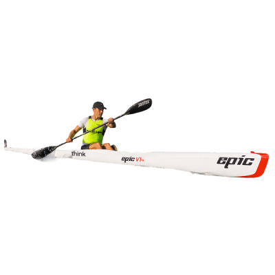 pagaiatore di surfski su un'onda di downwind