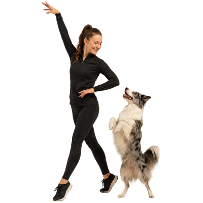 guía canino y perro en un recorrido de agility