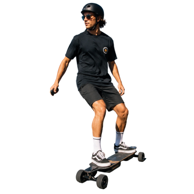 Rider en skateboard électrique filant en centre-ville