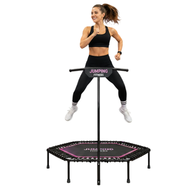 trampolinista ejecutando un mortal en pleno vuelo