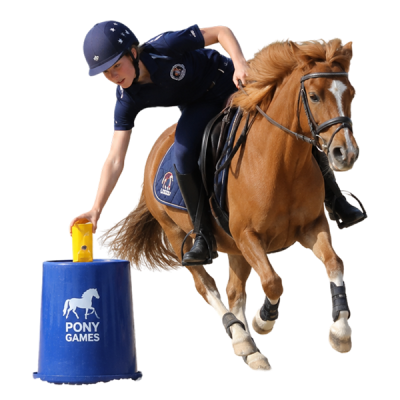 jeunes cavaliers en plein relais de pony games