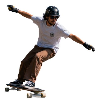 Rider di longskate in discesa su una strada tortuosa