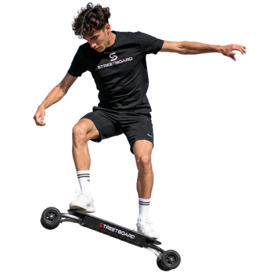 Rider de streetboard trazando una curva cerrada