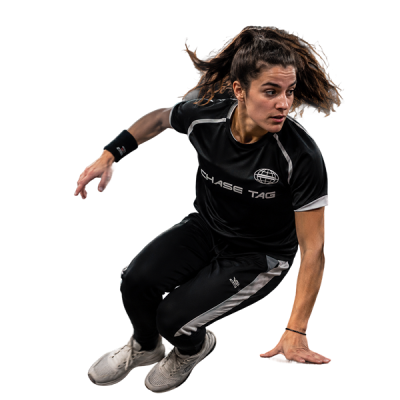 Athlète poursuivant un adversaire sur une structure parkour