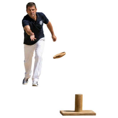 Joueur de peloc frappant la balle à main nue