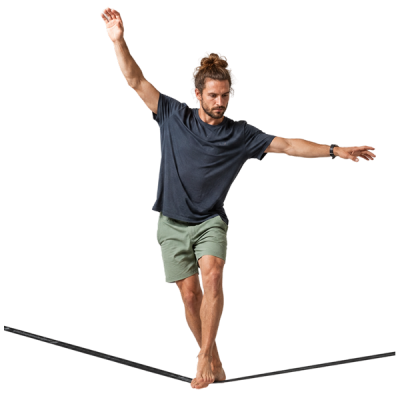 Pratiquant de slackline réalisant un trick en équilibre