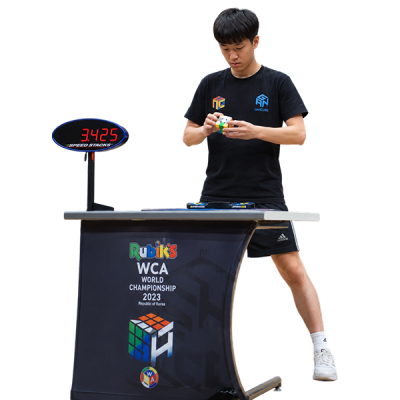 speedcuber che risolve un cubo contro il tempo