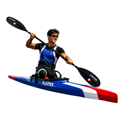 atleta de paracanotaje remando en kayak en una carrera