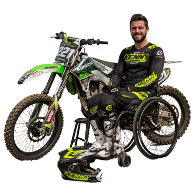 piloto de motocross adaptado saltando