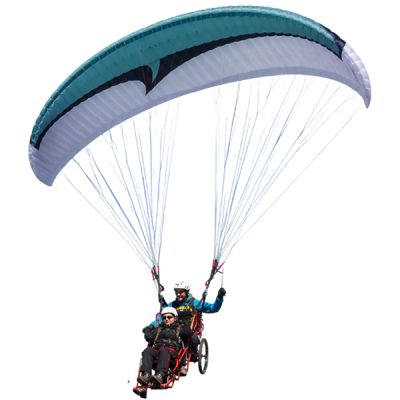 parapentista adaptado volando con silla adaptada