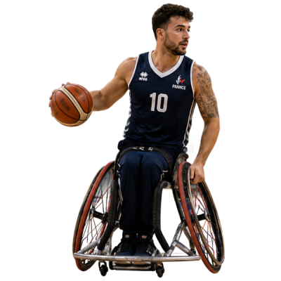 jugadores de baloncesto en silla disputando el balón