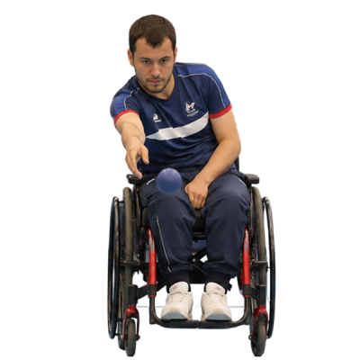 jugador de boccia lanzando una bola en competición